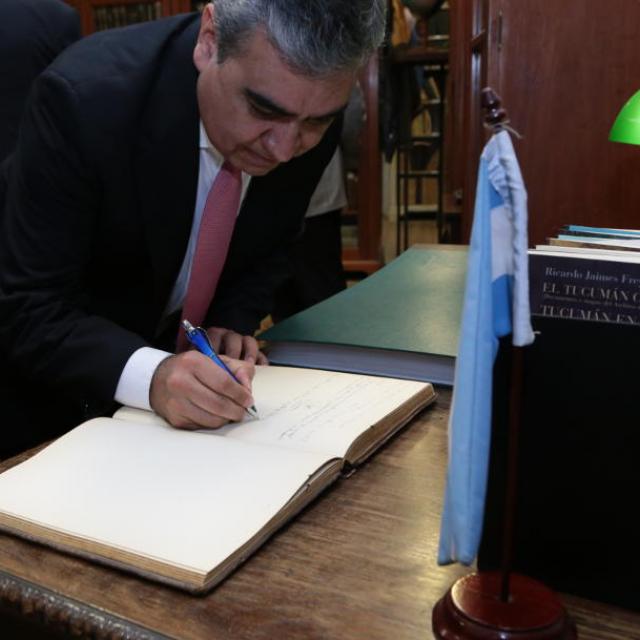 El intendente capitalino, Germán Alfaro, recorrió la Biblioteca, los Museos, el Jardín Botánico y la Colección Shipton de la FML.