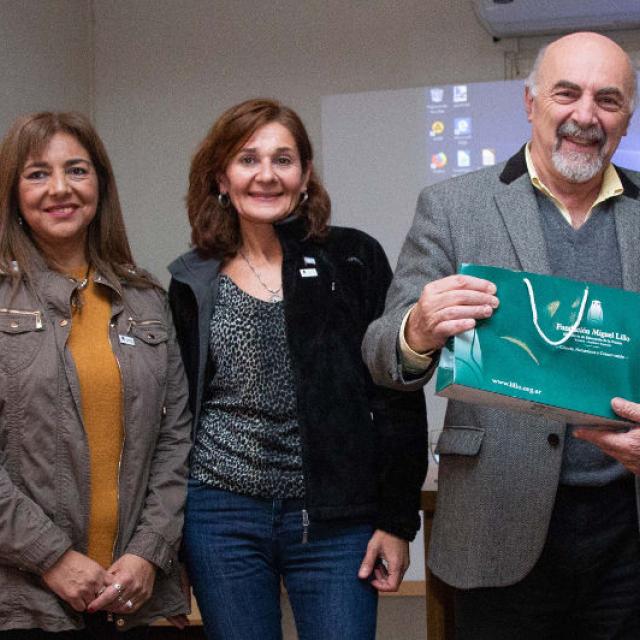 El Dr. Julio Saguir junto a las investigadoras lilloanas Pamela Díaz Saravia, Eva Bulacio y Geraldine Ramallo y al vicepresidente de la FML, Julio Paz. 