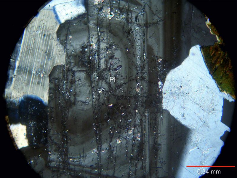 Archivo:Plagioclasa zoneada c nicoles.jpg