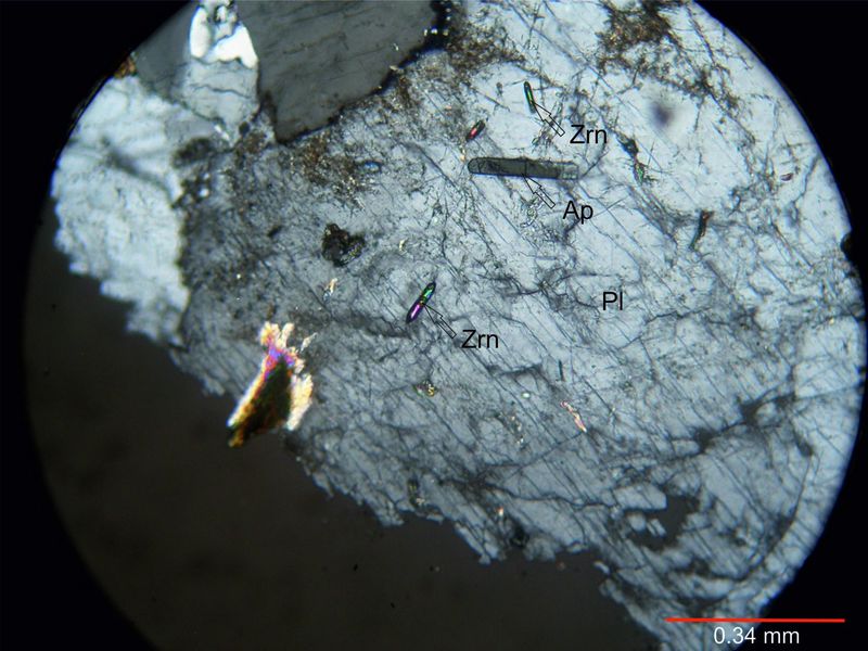 Archivo:Apatito y circon c nicoles 2.jpg