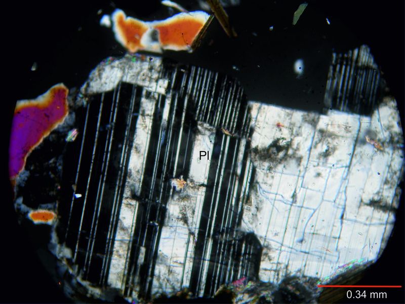 Archivo:321-Plagioclasa c nicoles.jpg