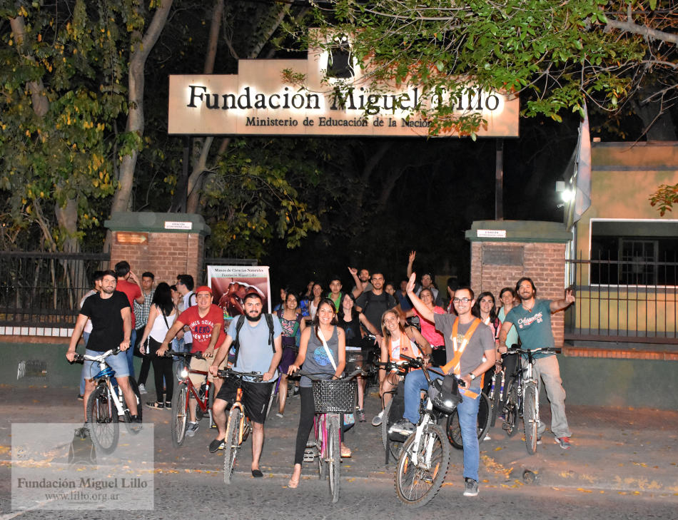 Noche de los Museos 2017. Ciclistas en la entrada de Fundación Miguel Lillo.