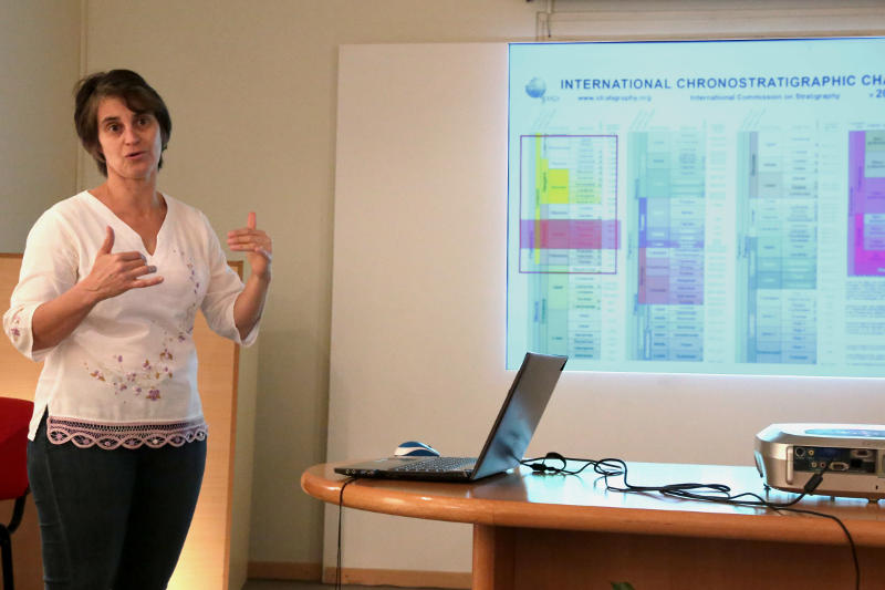 Dra. Judith Babot, de Geología, expone sobre sobre "Vertebrados de la Puna y cuando la Puna no era Puna".  (Foto: Mauricio Suárez) 