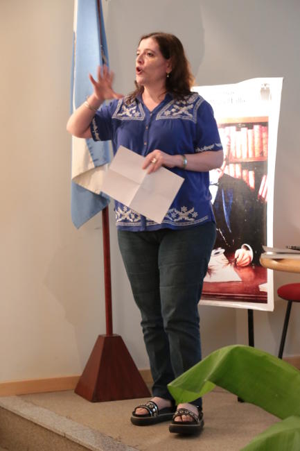  Dra. Patricia Albornóz, Botánica, frente al auditorio del Microcine de la FML.  (Foto: Mauricio Suárez) 