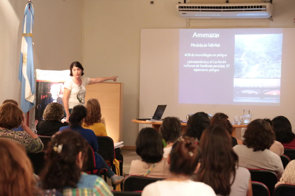 Dra. Mónica Díaz, de Zoología, expone sobre "Murciélagos de Argentina: estrategias para su conservación".  (Foto: Mauricio Suárez) 