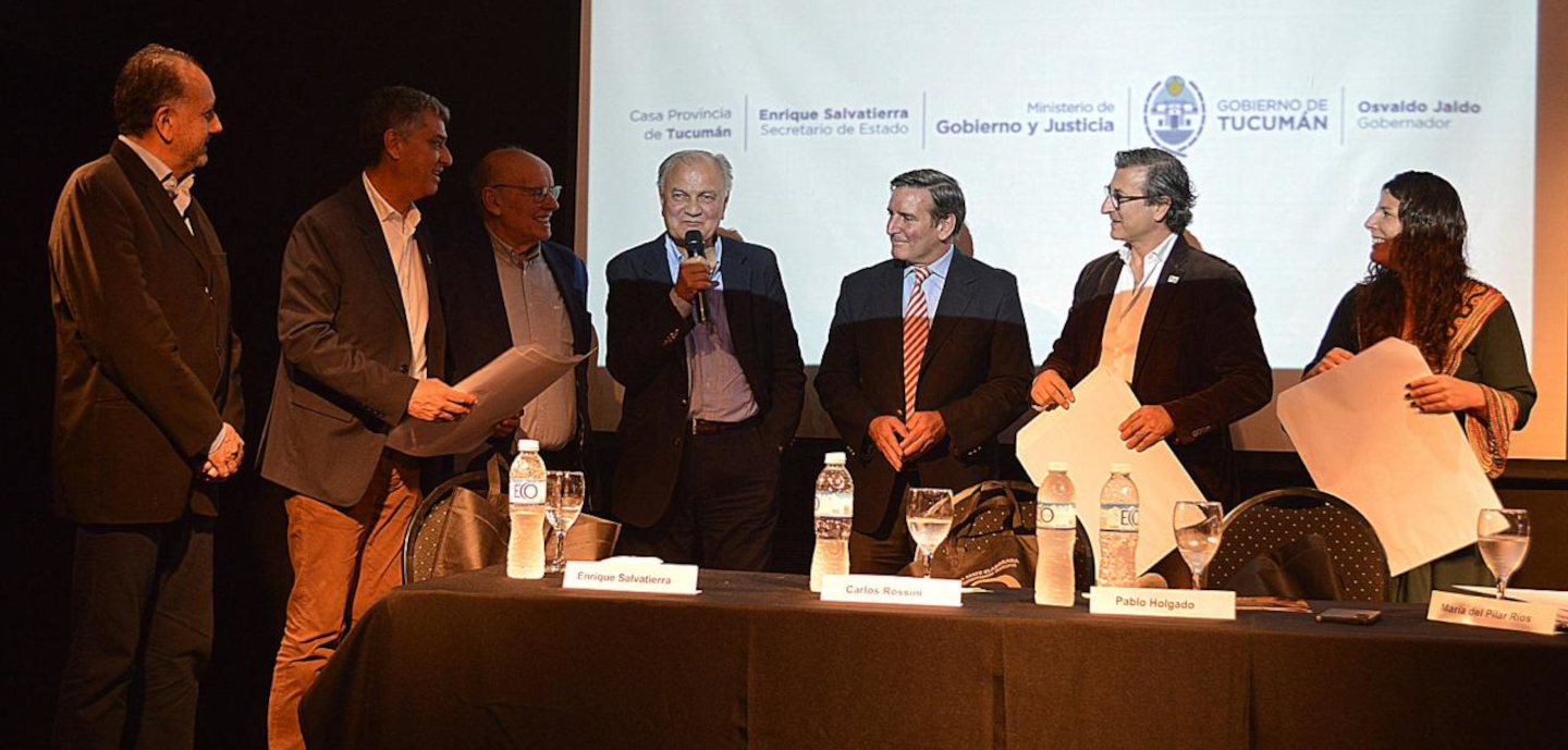 La FML transfirió libros de edición propia a la Casa de Tucumán de CABA, entre ellos, su mayor obra científica 