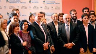 La Dra. Ana Lía Ahumada (segunda desde la izquierda), investigadora de FML, junto a autoridades nacionales en la presentación del Inventario Nacional de Glaciares.