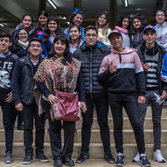 Uno de los grupos de estudiantes que visitó la Muestra Colecciones FML 2019. 