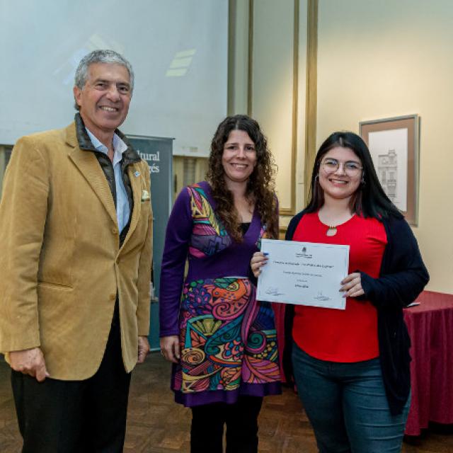 El presidente de la CAV de la FML, José Frías Silva, y la directora del Centro Cult. Rougés, Pilar Ríos, hicieron entrega de los premios del concurso de fotografías por los110 años de la Casa Cainzo.
