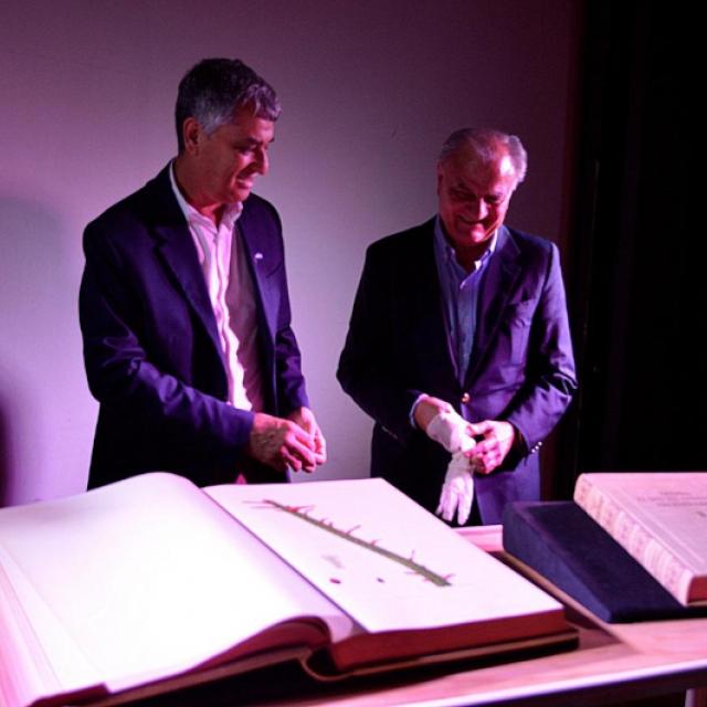 La FML transfirió libros de edición propia a la Casa de Tucumán de CABA, entre ellos, su mayor obra científica