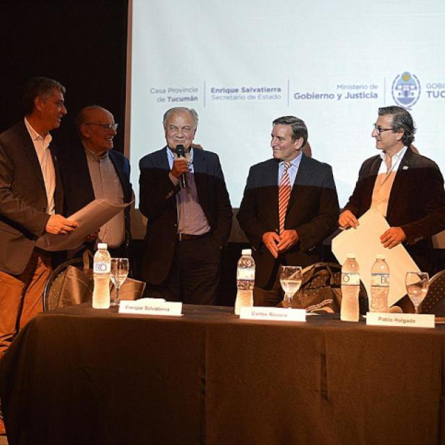 La FML transfirió libros de edición propia a la Casa de Tucumán de CABA, entre ellos, su mayor obra científica